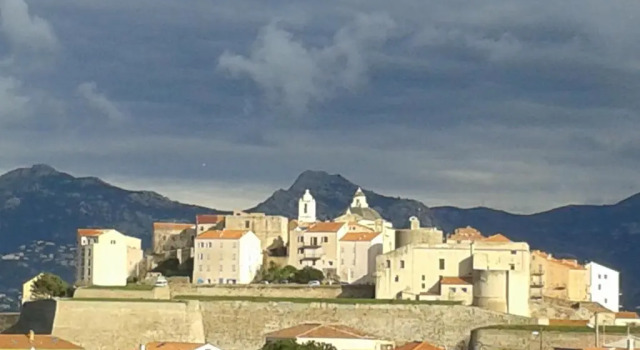 Апартаменты appartement vue mer montagnes et citadelle casa di a murza Calvi