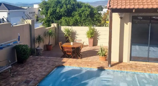 Atlantica Self Catering Apartment, Забронировать Апартаменты/квартира Отели Кейптауна с бассейном, рядом с Netcare Blaauberg Hospital, Бассейн