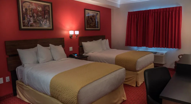 Четырёхместная студия Classic Skyline Hotel and Casino