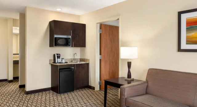 Люкс c 1 комнатой Holiday Inn Express Hotel & Suites Edmond by IHG
