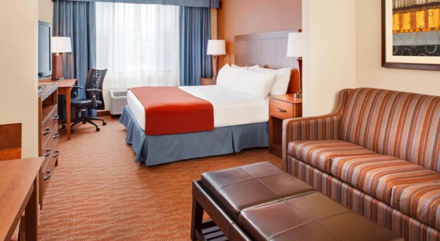 Люкс Deluxe Holiday Inn Express Hotel & Suites Coralville by IHG