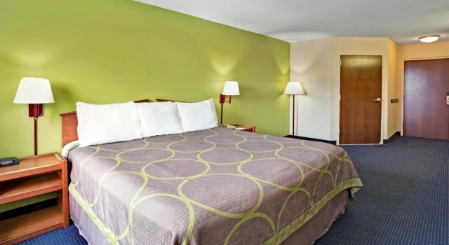 Super 8 Motel - Louisville Expo Center, Забронировать Мотель Луисвилл Louisville Metropolitan Area, рядом с Ипподром