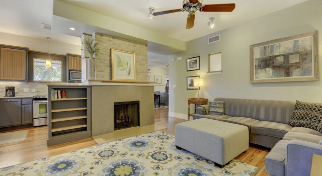 3Br 2BA New Luxury Downtown Austin Townhome by RedAwning, Забронировать Отель Остин Greater Austin, рядом с Confederate Soldier Monument