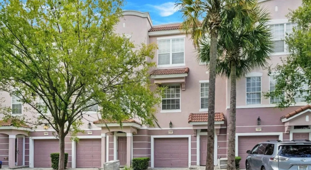 NEW Tastefully Designed Town Home. Close to Attractions, Steps From Convention Center! 3br/3ba #3vc138, Varaa Hotelli Hotellit Kissimmee pysäköinnillä, Pysäköinti