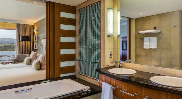 Номер Deluxe с балконом и с видом на залив Arabella Hotel, Golf and Spa