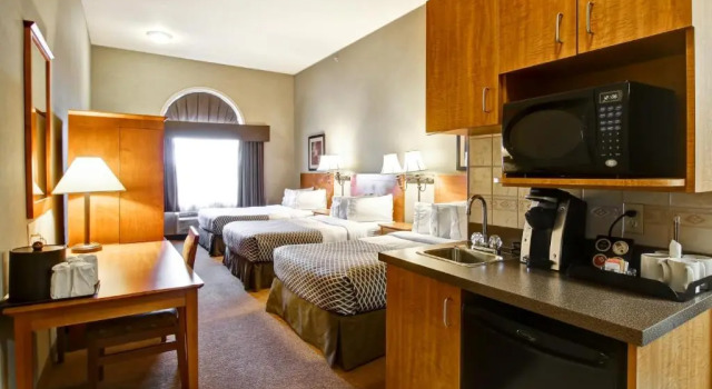 Шестиместный номер Standard Ramada by Wyndham Ponoka
