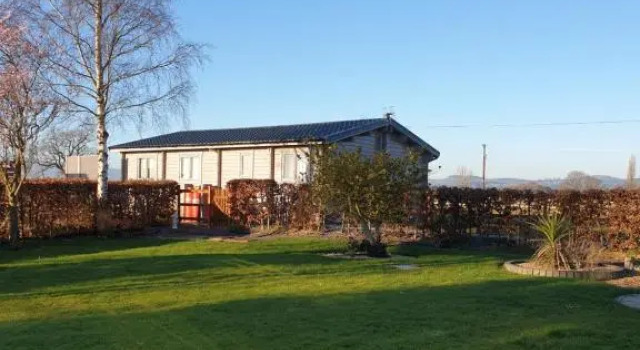 Шале Ruths Retreat Shropshire Countryside Lodge with private hot tub & great views