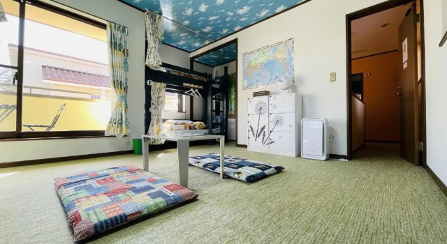 Кровать в общем номере Guesthouse Murabito