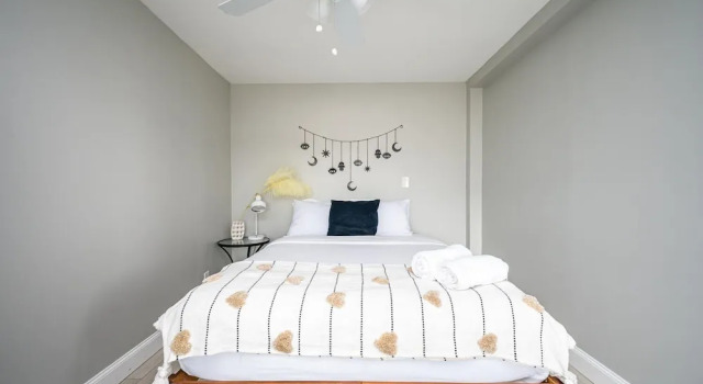ATL Downtown 2BR with Free Parking Gym, Забронировать Апартаменты/квартира Отели Атланта с парковкой, рядом с Bobby Dodd Stadium, Парковка