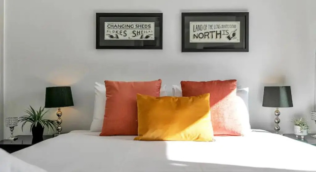 Апартаменты Sunny two bedrooms and Viaduct views