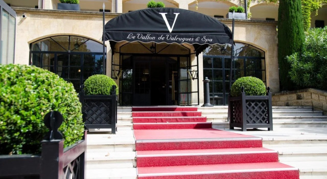 Le Vallon de Valrugues Hotel Spa & Villas, Забронировать Отель Сен-Реми-де-Прованс Альпий, рядом с La Folie du Pain