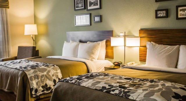 Четырёхместный номер Standard Express Inn & Suites