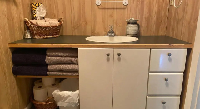 Коттедж с 2 комнатами Cozy 2 bedroom cabin next to trails and beaches.