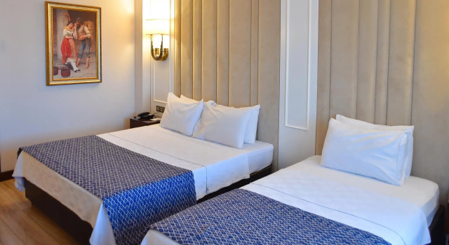 Семейный номер Standard с видом на озеро Golden Lake Hotel