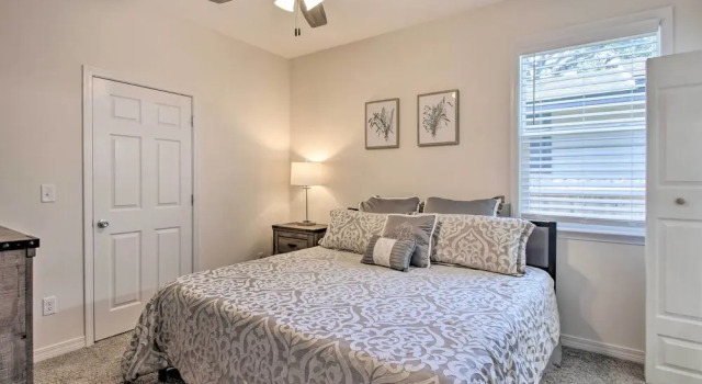 Downtown Pensacola Vacation Rental w/ Yard, Забронировать Дом для отпуска Пенсакола-Бич Панхэндл Флорида