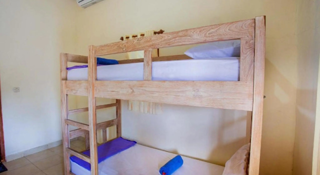 Кровать в общем номере Ceningan Inn
