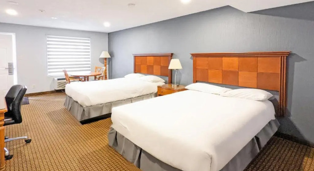 Четырёхместный номер Standard First Canada Hotel Cornwall Hwy 401 ON