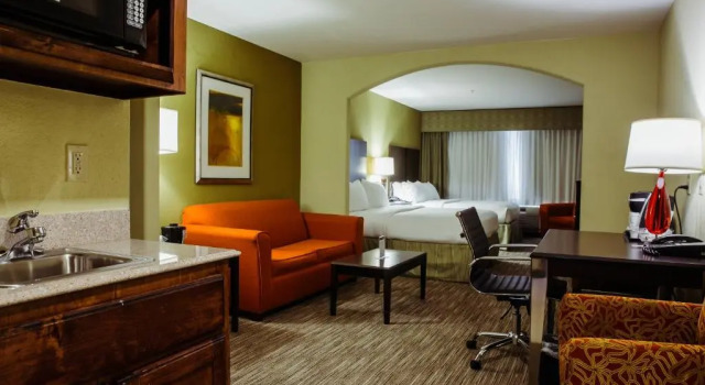 Четырёхместный люкс Deluxe Holiday Inn Express Hotel & Suites Waller by IHG