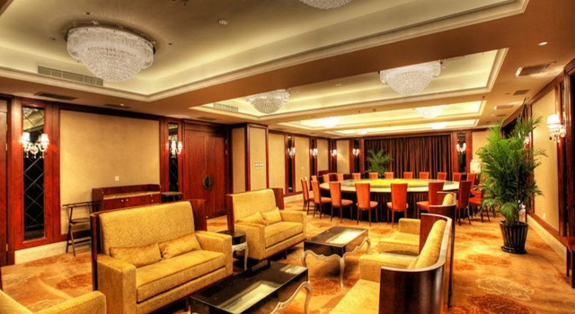 Longqi Jianguo Hotel