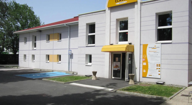 Кровать в общем номере Premiere Classe Pau Est-Bizanos