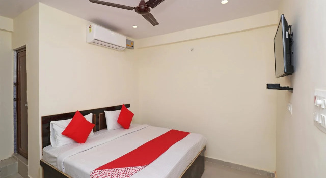 Anmol Plaza by OYO Rooms