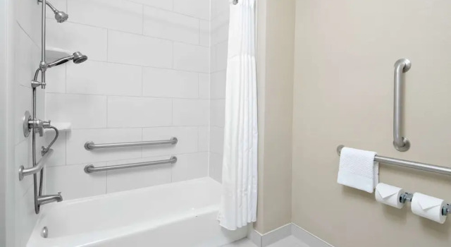 Люкс Accessible DoubleTree Suites by Hilton Charlotte/SouthPark
