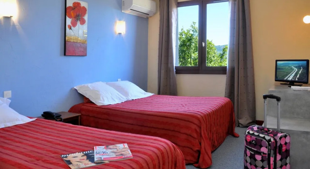Номер Comfort Hôtel Les Persèdes