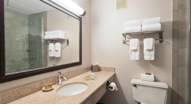 Двухместный номер Deluxe с видом на внутренний двор Best Western Plus Kingston Hotel and Conference Center