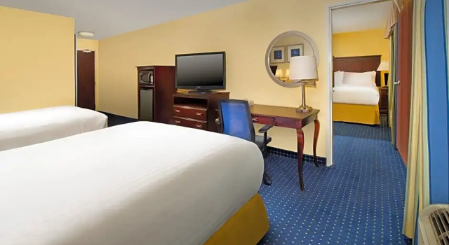 Шестиместный люкс Holiday Inn Express & Suites San Antonio West Sea World Area by IHG