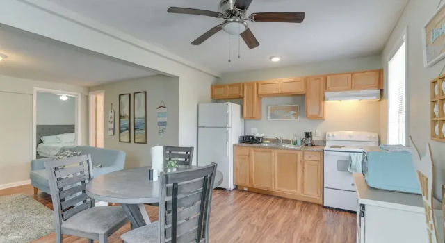 Walk to Beach: Cozy Unit in Galveston!, Забронировать Апартаменты/квартира Отели Галвестон с парковкой, рядом с Betty Head Oleander Garden Park, Парковка