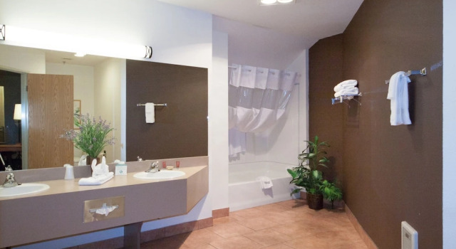 Люкс с красивым видом из окна SureStay Plus Hotel by Best Western Post Falls