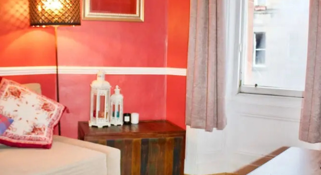 1 Bedroom Flat Off Leith Walk, Забронировать Отель Отели Эдинбурга с парковкой, рядом с City Observatory, Парковка