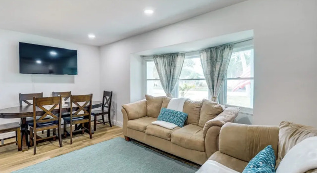 Pet-friendly Cocoa Beach Home: Walk to Beach!, Varaa Hotelli Hotellit Space Coast pysäköinnillä, Pysäköinti