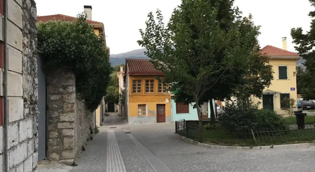 Cozy Central Courtyard Home (By The Lake), Rezerwuj Hotel Janina Epir