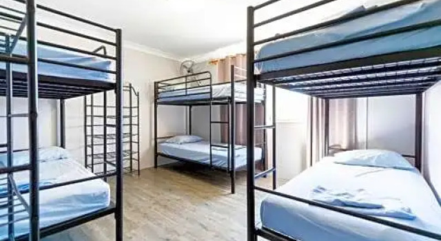 Кровать в общем номере с балконом Homely Inn Hostel