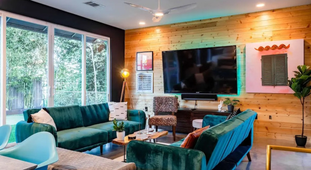 Modern ATX Mansion 6th Street 3 min scooter, Забронировать Отель Отели Остина 3 звезды, рядом с Boggy Creek Park, 3*