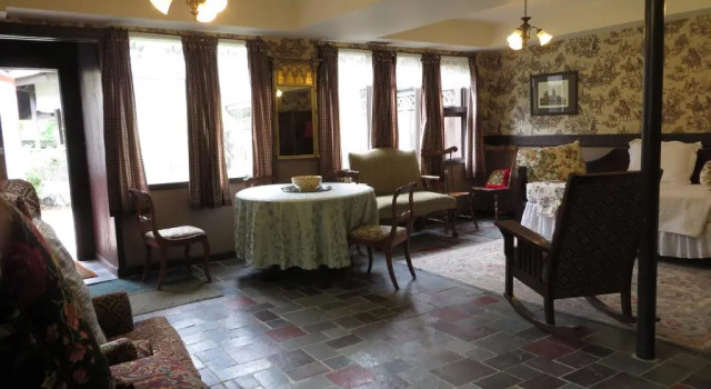 Люкс Deluxe Stone Chalet Bed & Breakfast Inn