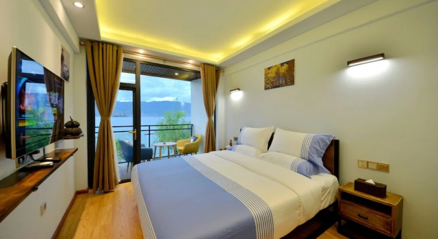 Двухместный номер Deluxe с балконом и с видом на озеро Lijiang Guanlanyue Inn