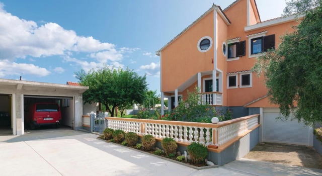 Awesome Apartment in Sukosan With 4 Bedrooms, Wifi and Outdoor Swimming Pool, Забронировать Апартаменты/квартира Отели в центре Сукошан, в центре, Парковка