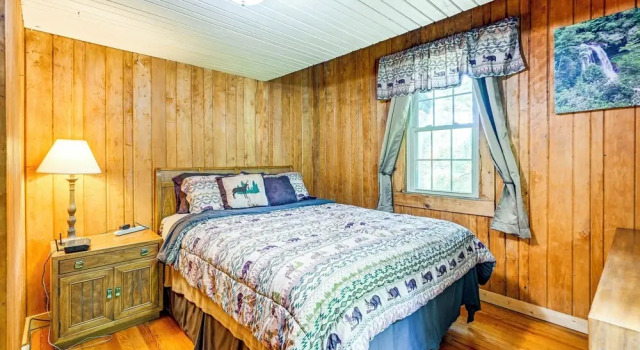 Historic Sapphire Cabin w/ Porch, Updated Interior, Забронировать Дом для отпуска Отели Сапфира с парковкой, Парковка