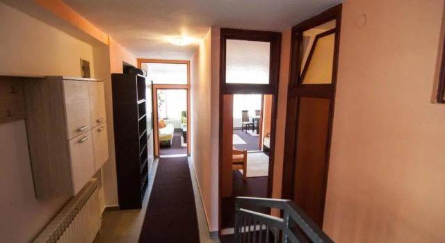 Apartment Center Drvenija, Забронировать Апартаменты/квартира Отели Сараево с парковкой, рядом с Old Sarajevo Clock Tower, Парковка