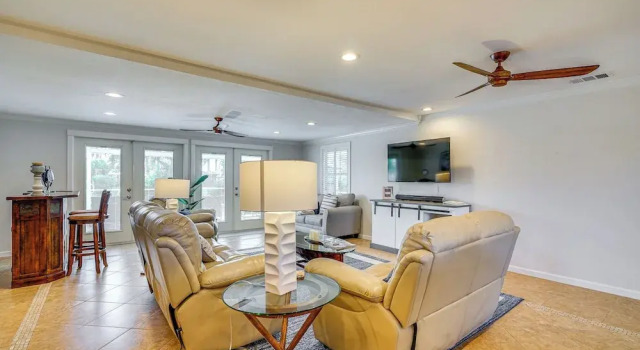 Canal-front Home w/ Boat Lift in Cape Coral!, Забронировать Дом для отпуска Виллы Кейп-Корал, Вилла