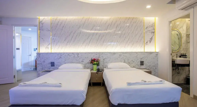 Двухместный номер Deluxe с балконом Airbus Hotel At Phawana Station
