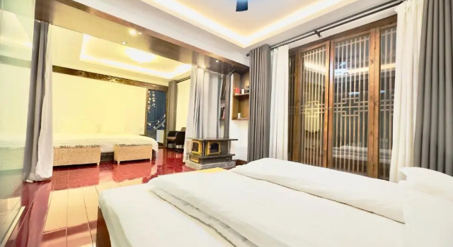 Семейный люкс с балконом Dali Qingxin Garden Courtyard Hotel