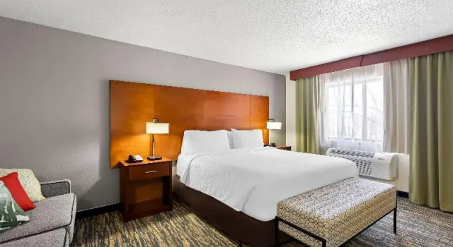 Четырёхместный люкс Holiday Inn Express Fremont (Angola Area)