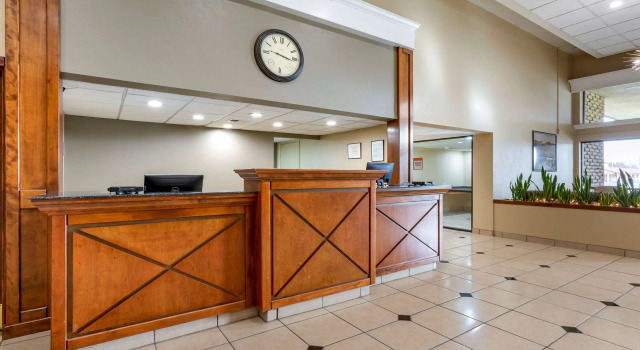 Clarion Inn & Suites Roswell, Varaa Hotelli Hotellit New Mexico pysäköinnillä, Pysäköinti