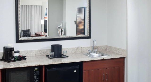 Двухместный люкс Courtyard by Marriott Hattiesburg