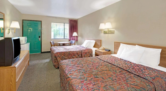 Четырёхместный номер Standard Days Inn by Wyndham Espanola
