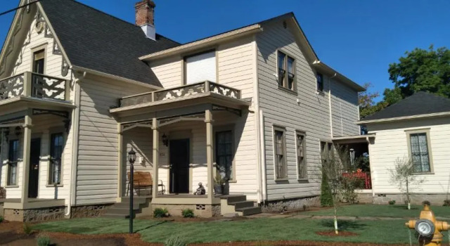 HISTORICAL JOHN RAST HOUSE with Ev station, Book Hotel Roseburg Umpqua Valley