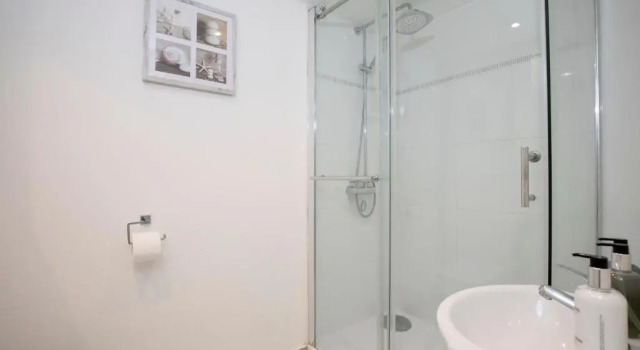 Коттедж 4-Bed Home with Hot Tub near Gloucester City